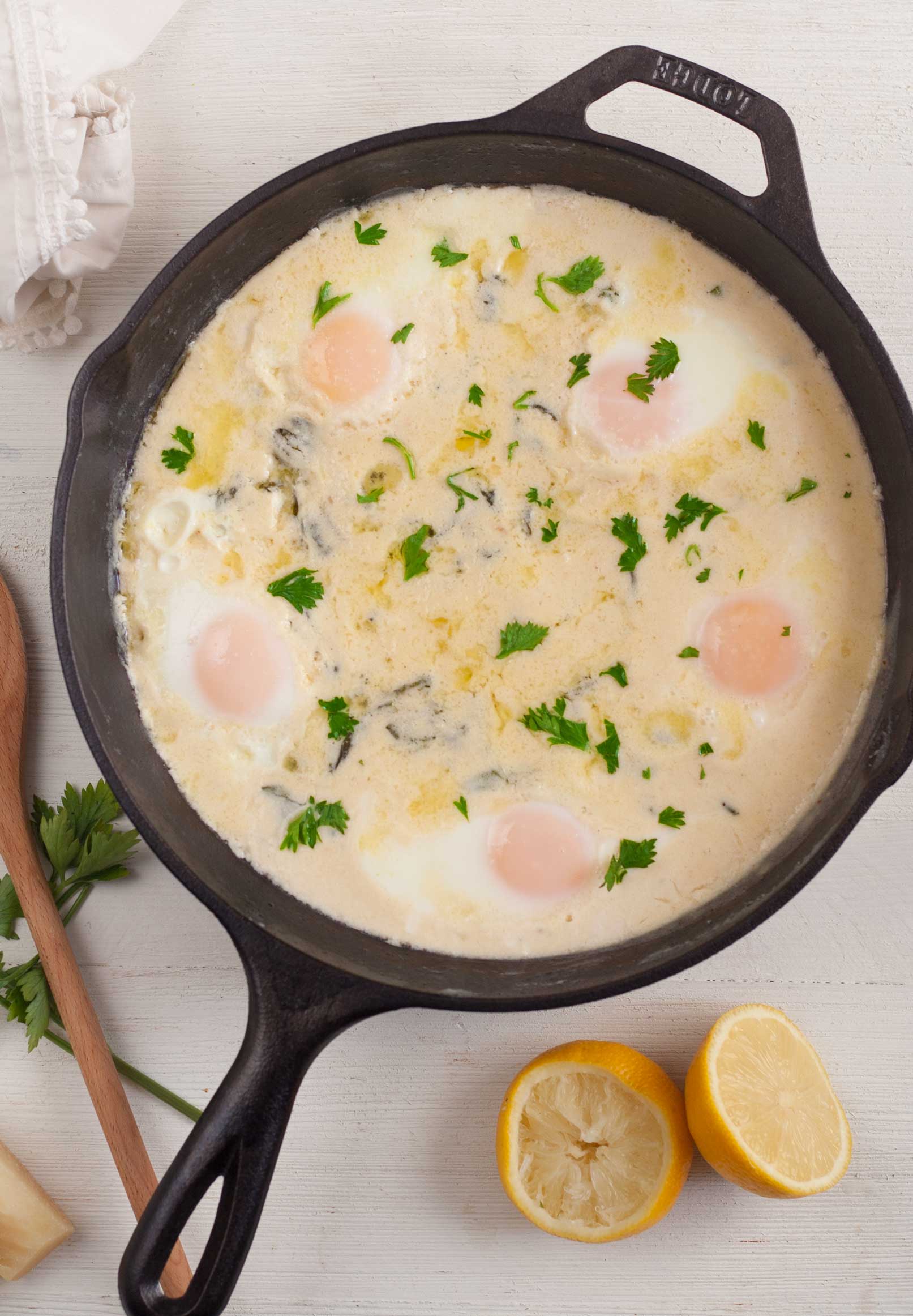https://bitandbauble.com/wp-content/uploads/2019/08/easy-one-pan-skillet-eggs-florentine-breakfast-recipe-4.jpg